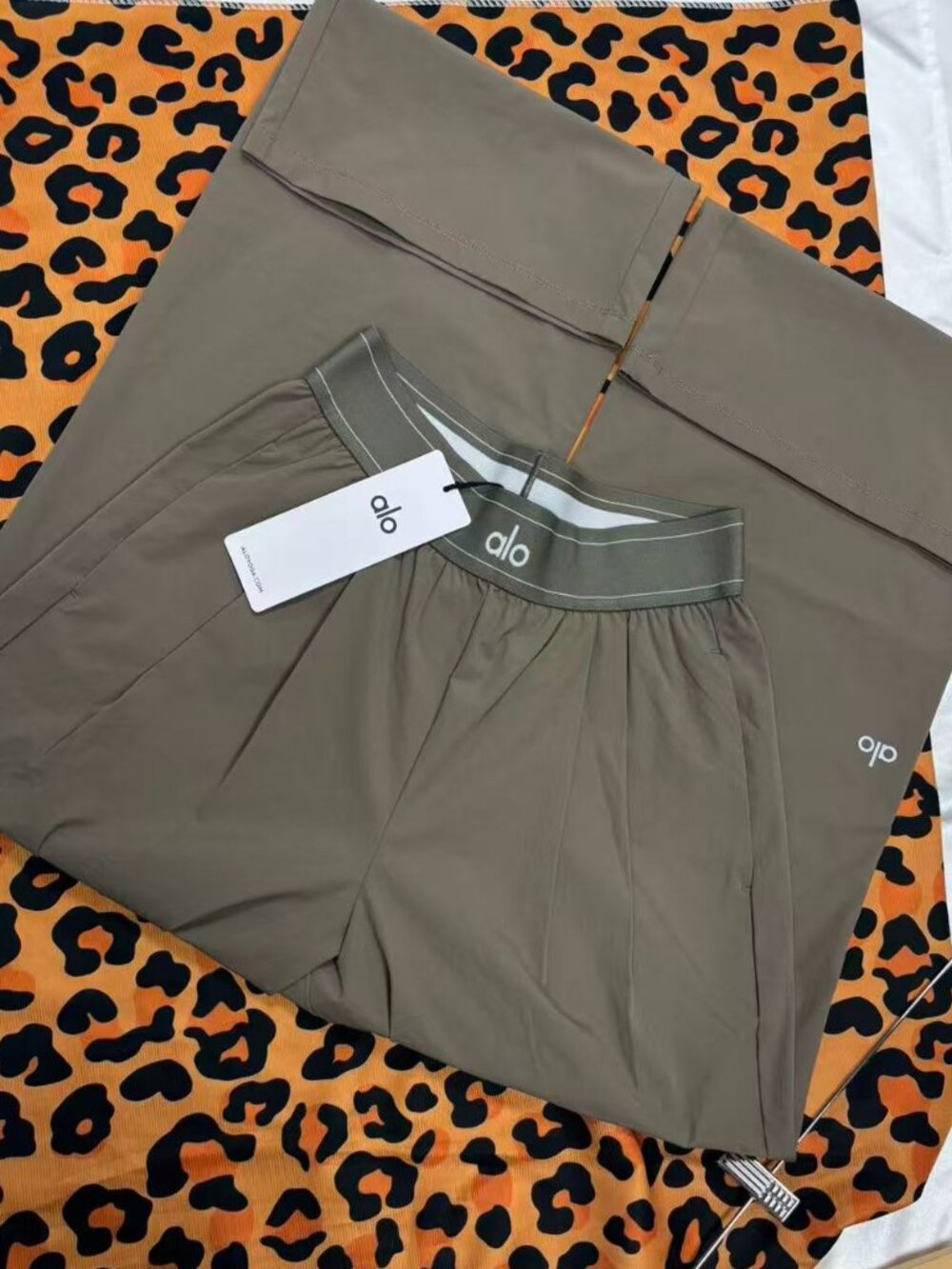 Brand new Alo Yoga Suit Up Trouser Olive🍃regular fit 30-inch inseam length 🖤